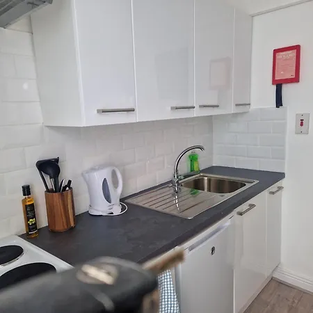 Quiet 1br Retreat- Fast Internet- Walk-in Shower Cork