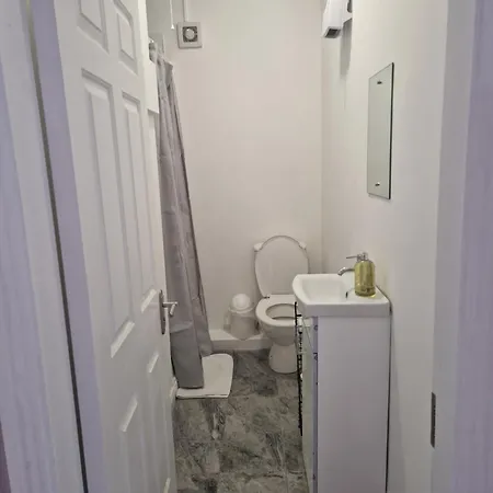 Quiet 1br Retreat- Fast Internet- Walk-in Shower *