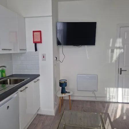 Quiet 1br Retreat- Fast Internet- Walk-in Shower