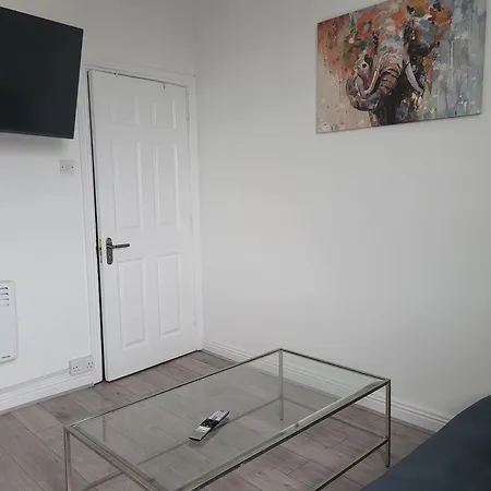 Quiet 1br Retreat- Fast Internet- Walk-in Shower شقة