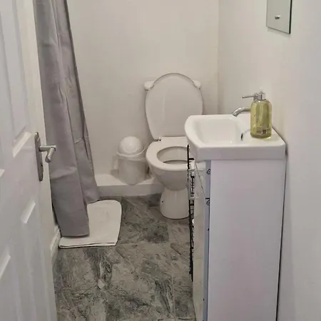 Quiet 1br Retreat- Fast Internet- Walk-in Shower Apartamento
