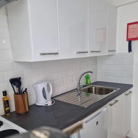 Quiet 1br Retreat- Fast Internet- Walk-in Shower *