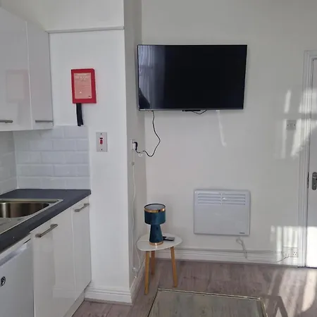 Quiet 1br Retreat- Fast Internet- Walk-in Shower Cork