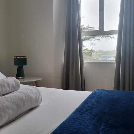 Quiet 1br Retreat- Fast Internet- Walk-in Shower * Cork