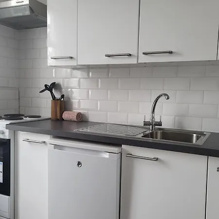 Quiet 1br Retreat- Fast Internet- Walk-in Shower Apartment *