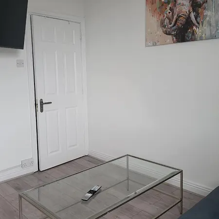 Apartment Quiet 1br Retreat- Fast Internet- Walk-in Shower *