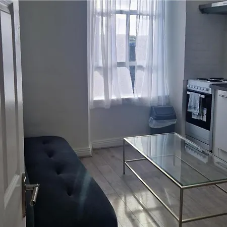 Quiet 1br Retreat- Fast Internet- Walk-in Shower *