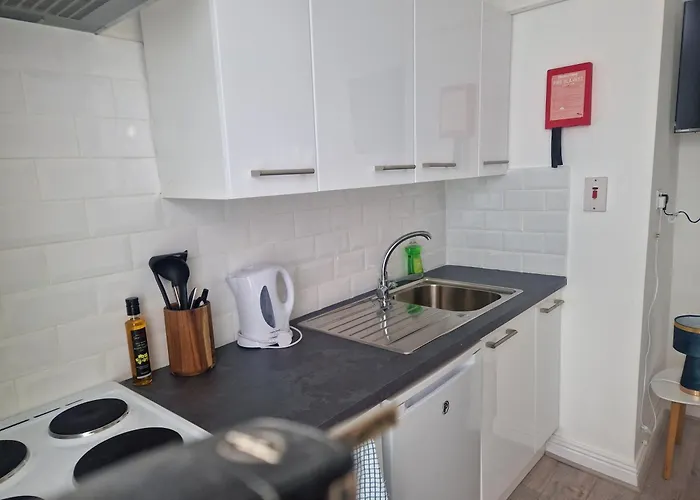 Quiet 1br Retreat- Fast Internet- Walk-in Shower Cork