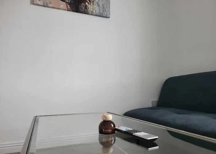 Daire Quiet 1br Retreat- Fast Internet- Walk-in Shower *