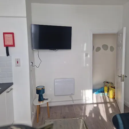 Quiet 1br Retreat- Fast Internet- Walk-in Shower קורק